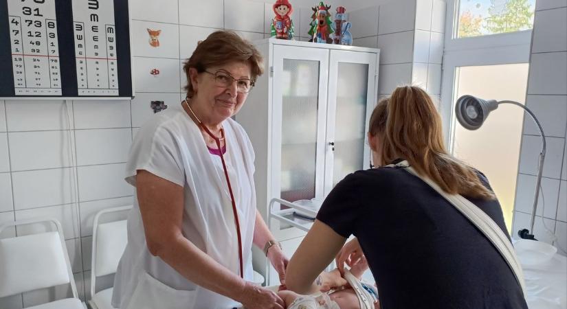 Az egész város imádja a gyermekorvost, aki ma már első betegei unokáit gyógyítja