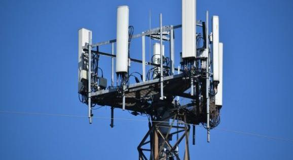 Az összeesküvés-elméletek országa: a romániaiak negyven százaléka fél az 5G antennáktól