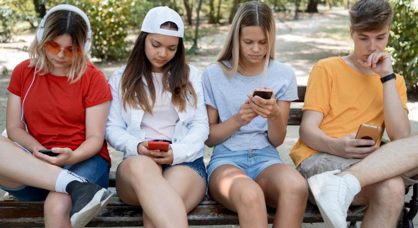 A kijelző bűvöletében – hogyan hat a digitális média a tinikre?