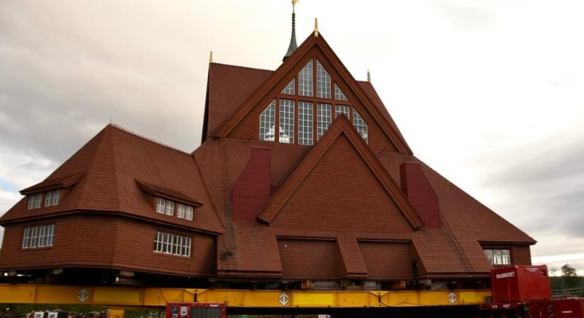 Svédországban egy egész városon áttolnak egy teljes templomot