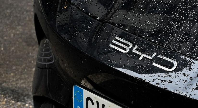 Ez a nagy baja a BYD szuperolcsó autójának: Kínában négy, mire Magyarországra ér nyolc millióba kerül – ezért drágul meg