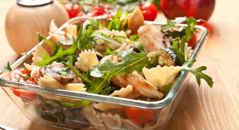 Tésztasaláta grillezett csirkemellel megrakva: a fűszeres pác az egészen bevonja