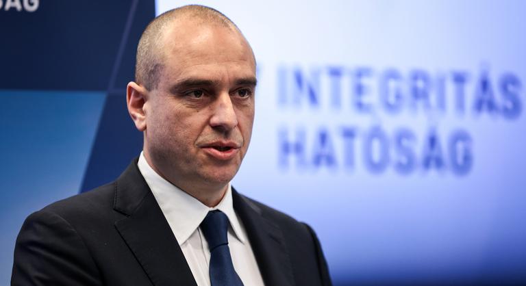 Hiába folyik fél éve büntetőeljárás, maradhat a posztján az Integritás Hatóság elnöke