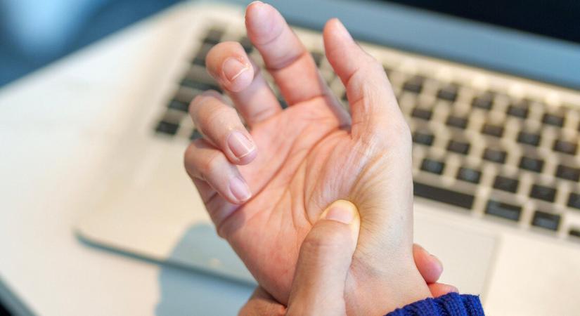 Irodai munkát végzel? Ezért sajoghat folyton a kezed – Mutatjuk az intő jeleket