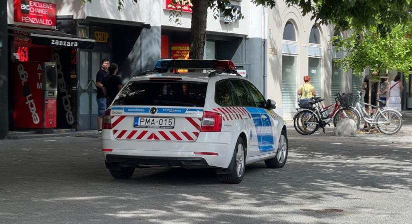 Haláleset miatt jelentek meg hétfő délután a rendőrök a szombathelyi Fő téren