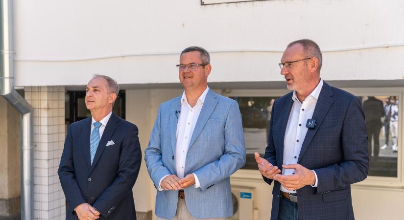 Az egészségügyi államtitkár szerint emailben kell jelezni, ha valaki hosszú várakozási időt tapasztal a kórházi ellátásban