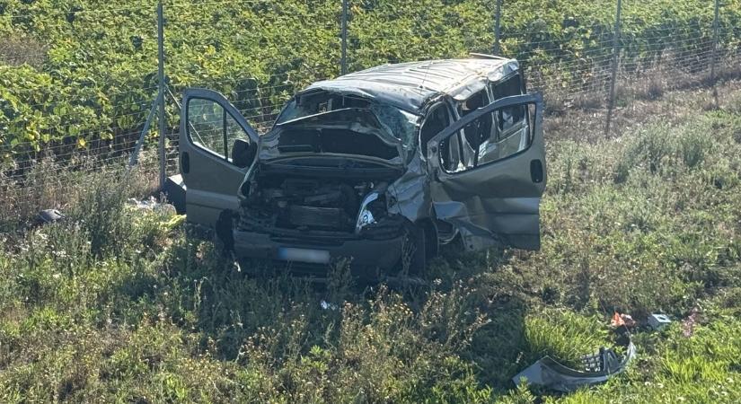 Átszakított kerítés, lángoló autó, rommá tört kisbusz – balesetekkel indult a hét Hajdú-Biharban! – fotók!