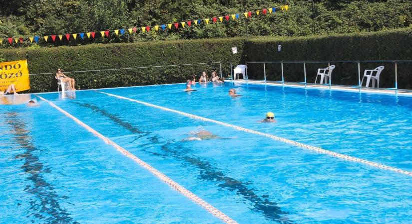 Balaton-átúszás a baranyai strandon: ezzel kiválthatod a belépőjegyet!