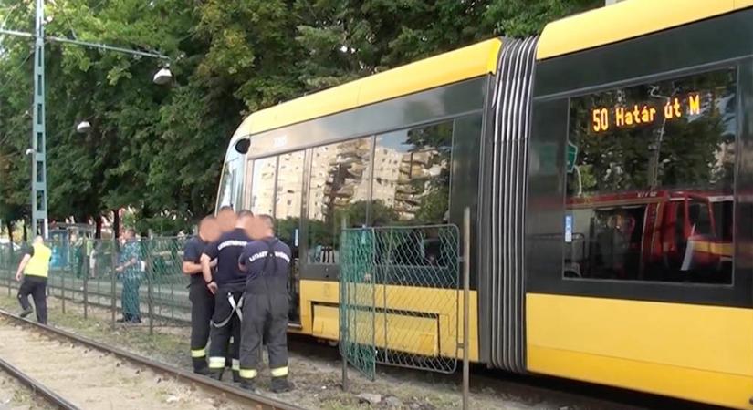 A kerítésből kellett kivágni egy nőt, akit villamos gázolt el Kispesten