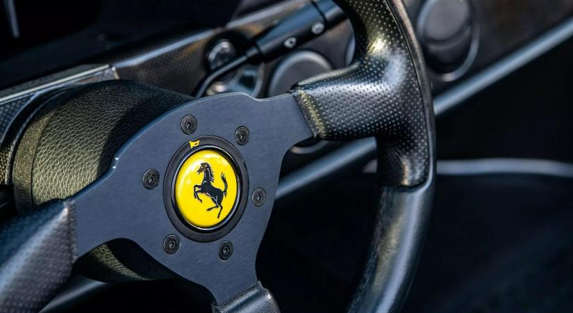 Rekord áron kelt el a divatikon Ferrarija