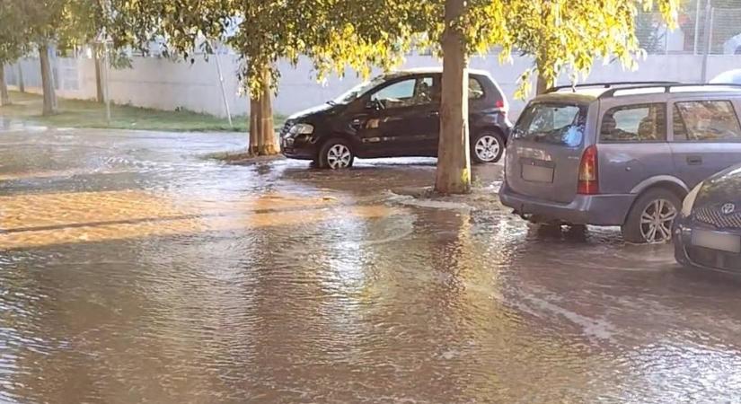 Áll a víz egy debreceni iskola parkolójában, órákig nem lesz víz ezen a környéken! – fotókkal!