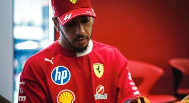 Ezért jelentette be ilyen korán Hamiltont a Ferrari