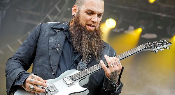 A Three Days Grace gitárosa koncert közben kapott szívrohamot 2013-ban