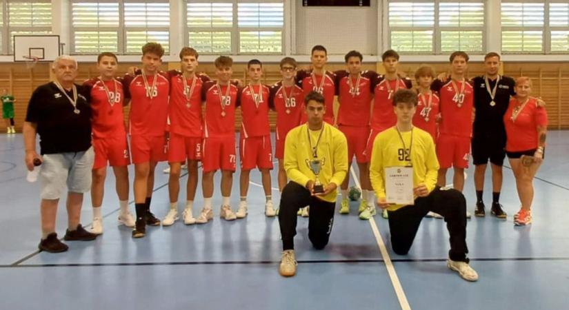 Ezüstéremmel tértek haza a rangos, nemzetközi tornáról