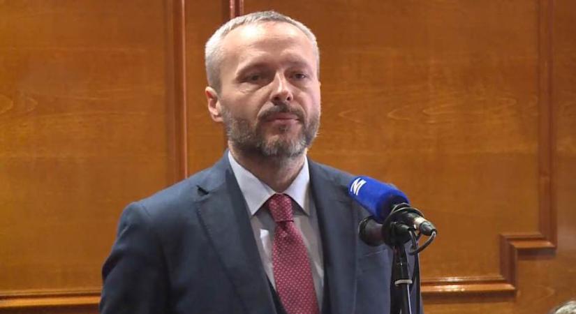 Megbízható ügyészekkel harcolna a „terrorizmus” ellen az államfő?