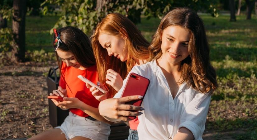 Aggódnak a szülők: hódít a Z-generáció új függősége, a „digital nesting”