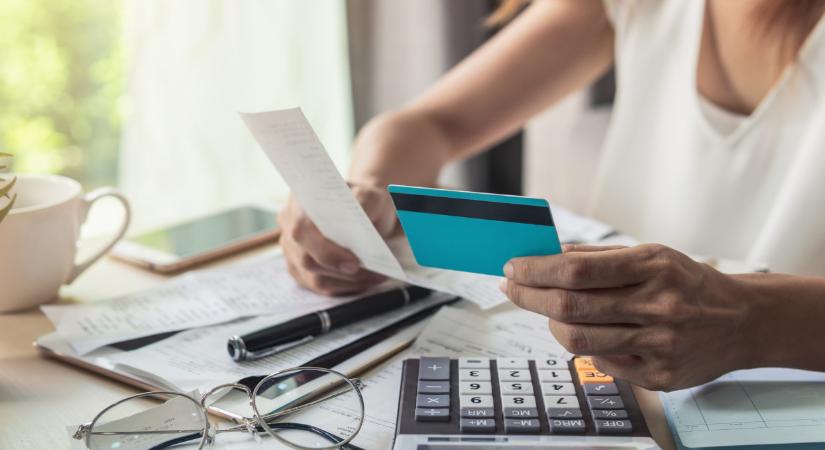 Nem mindegy milyen bankszámlát választunk: rengeteg pénzt spórolhatunk egy jó döntéssel