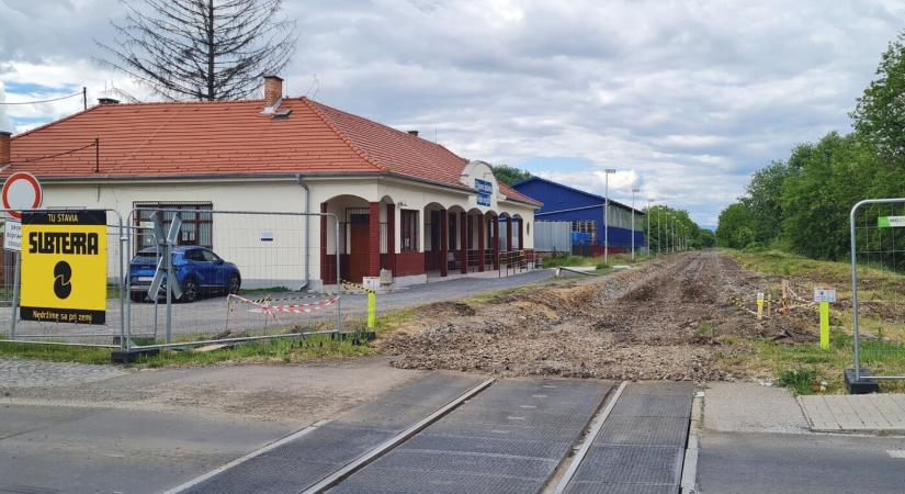 Nyolc napra lezárják a vasúti átjárót a füleki „kisállomásnál”
