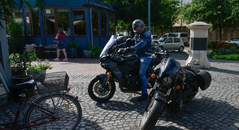 A motoros ott parkol, ahol nem szégyelli? Mutatjuk, mikor szabályos!