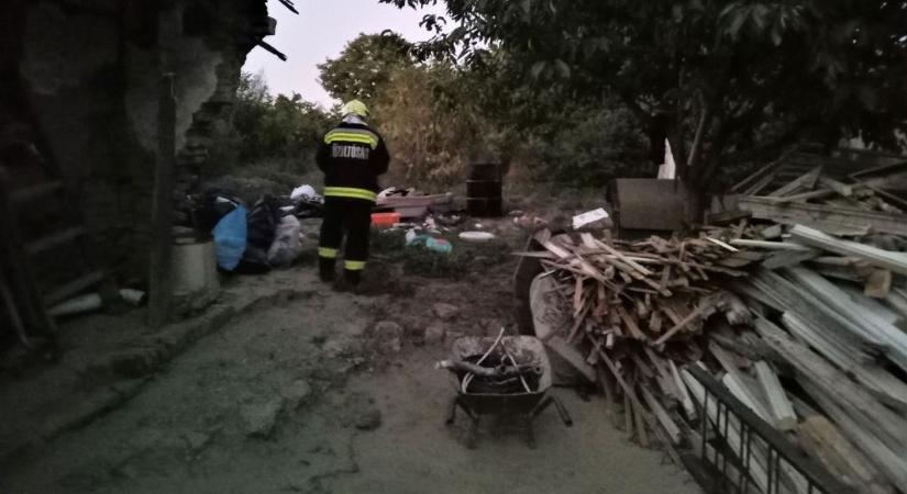 Égő hordó, lángoló tarló, elakadt teherautó – mozgalmas napja volt a tűzoltóinknak