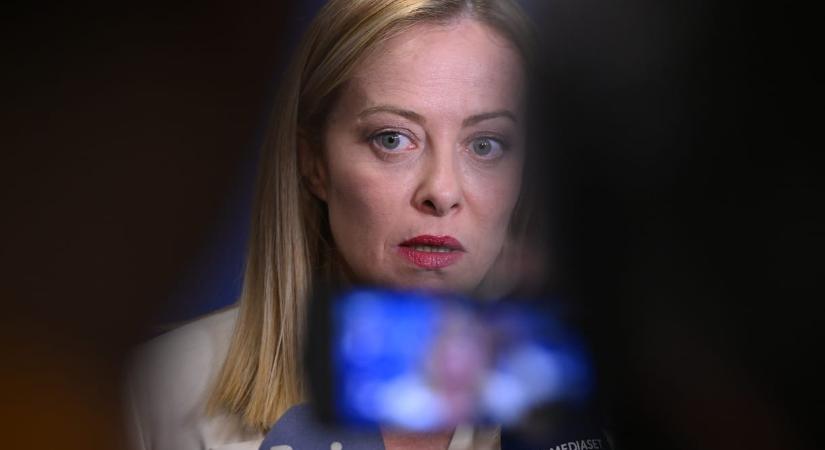 Bekapcsolva maradt a mikrofon, amikor Georgia Meloni arról beszélt: legszívesebben sose nyilatkozna az olasz sajtónak