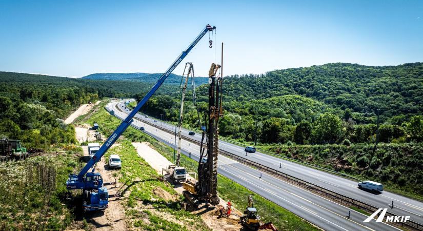 Intenzív cölöpözés zajlik az M1-es mentén a bővítés előkészítéseként