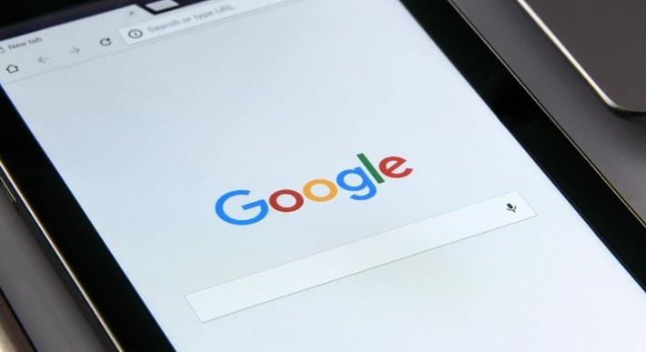 Nem látszik többé azonnal, így homályosítja el a meztelen fotókat a Google Messages