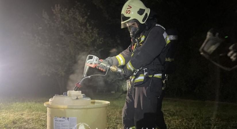 Veszélyes anyag szivárgott Sárváron: védőfelszereléssel hatoltak be a tűzoltók az épületbe