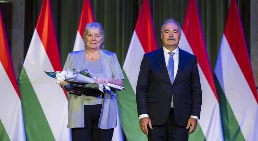 Magyar Bronz Érdemkereszt kitüntetést vehetett át Sáros Tamásné