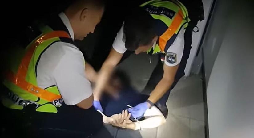Szúrt sebbel feküdt a férfi nyílt utcán Hajdúszoboszlón! Az artériájából ömlött a vér, amikor megtalálták a rendőrök – videóval