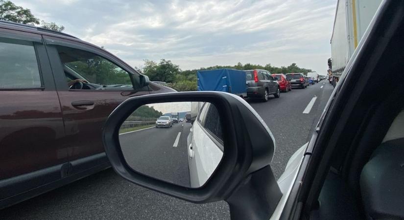 8 kilométeres dugó van az M1-es autópályán Lébénynél