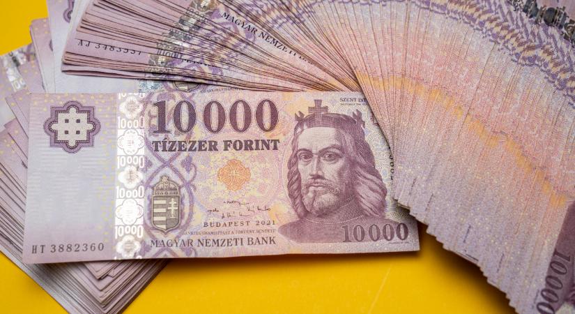 Közel jár az éves csúcsához a forint az euróval szemben
