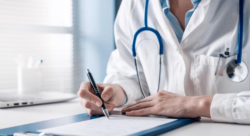 Vádat emeltek egy doktornő ellen