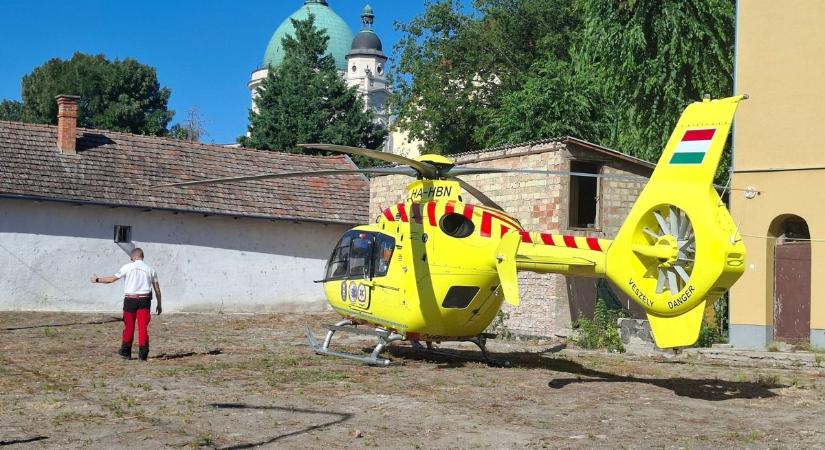 Mentőhelikopter szállt le a ceglédi belvárosban: sürgős mentésre szorult egy kisgyermek – videóval