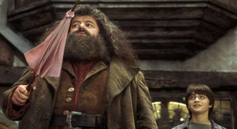 Harry és Hagrid a Foltozott Üstbe tartanak a Harry Potter-sorozat legújabb forgatási képein