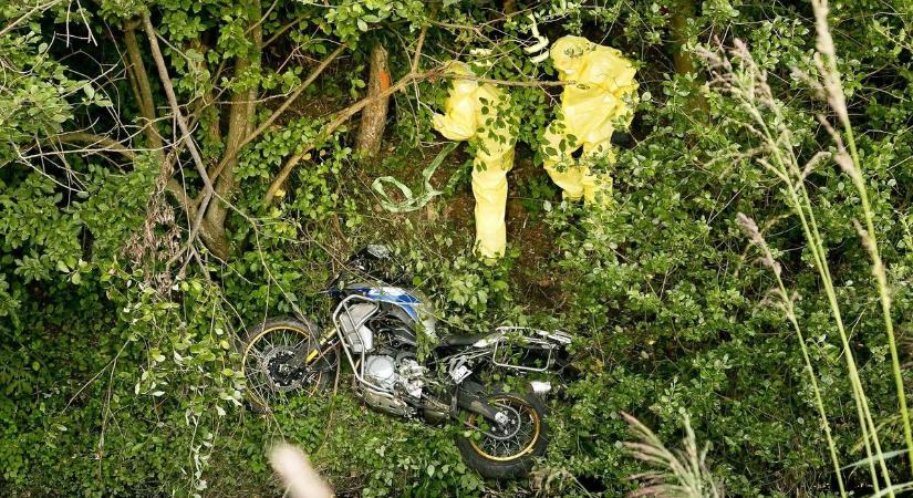 Halálos baleset: kerékpáros talált rá az árokban fekvő motorosra - helyszíni fotók
