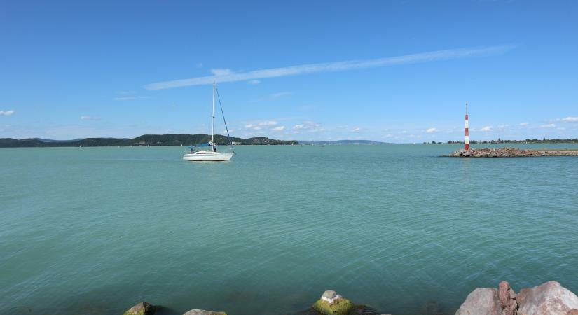 Baj van a Balatonnál, fertőző anyag került a vízbe