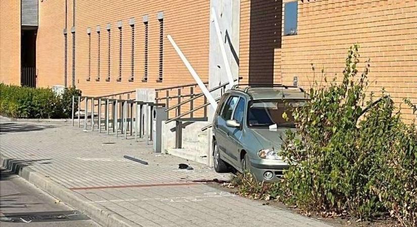 Úgy betolták a kocsit, hogy aztán az tört-zúzott Pakson