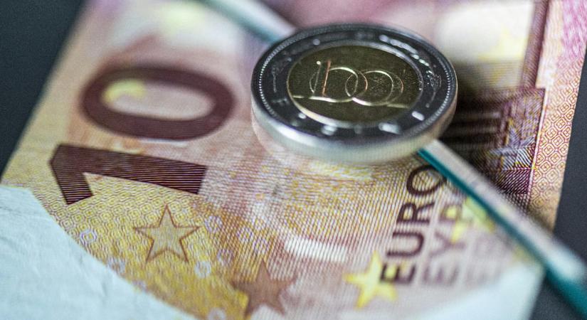Majdnem egyéves csúcson a forint az euróval szemben