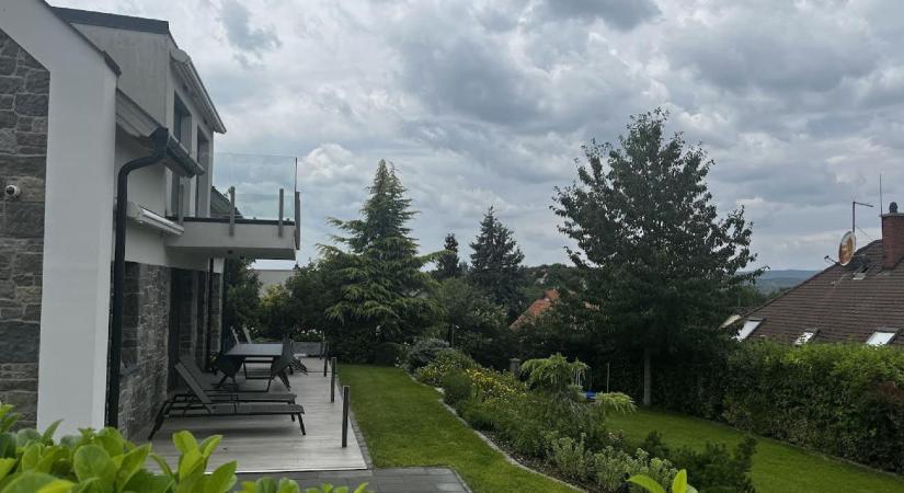 A belügyi államtitkárnak is „kinőtt” egy villája Tihanyban