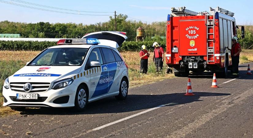 Szántóföldön kötött ki a kanyarodó autó, súlyos sérüléssel végződött az ütközés – fotók, videó