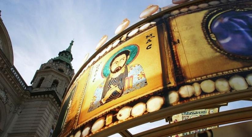 Korona a Városháza előtt Győrben - fotók