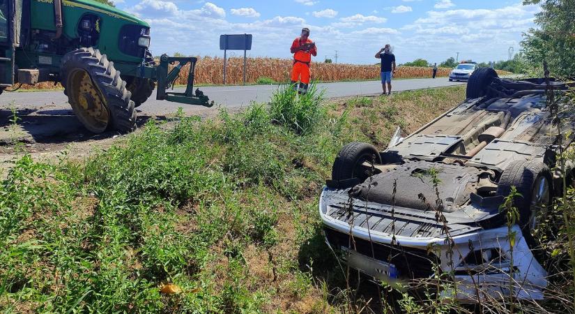 Traktor és autó ütközött Földeák közelében