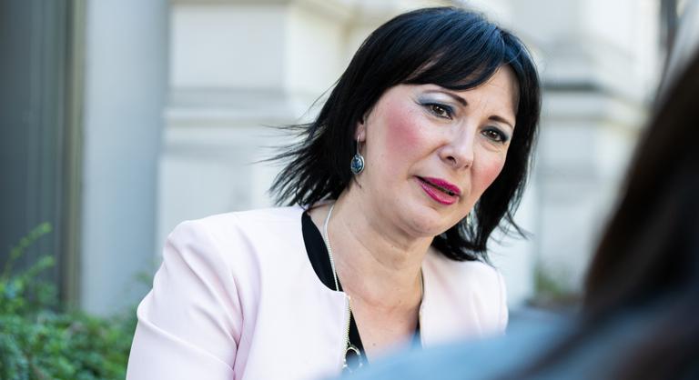 Perintfalvi Rita nutellásüveget vágott egy férfihez az utcán