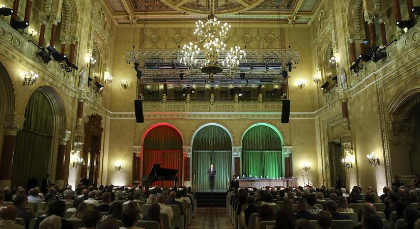 Kilenc debreceni kötődésű szakember és egy kórus is állami kitüntetésben részesült