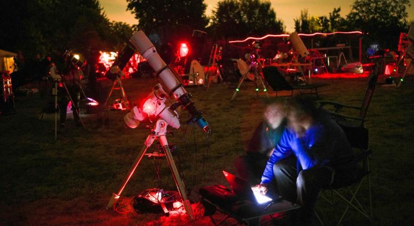 Messier-galaxisok és társaik: csillagokat vadásznak, tükröt csiszolnak és édességet készítenek (galéria)