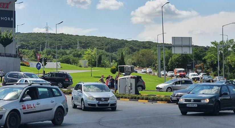Körforgalmi „parkolás”: felborult egy autó Marosvásárhelyen