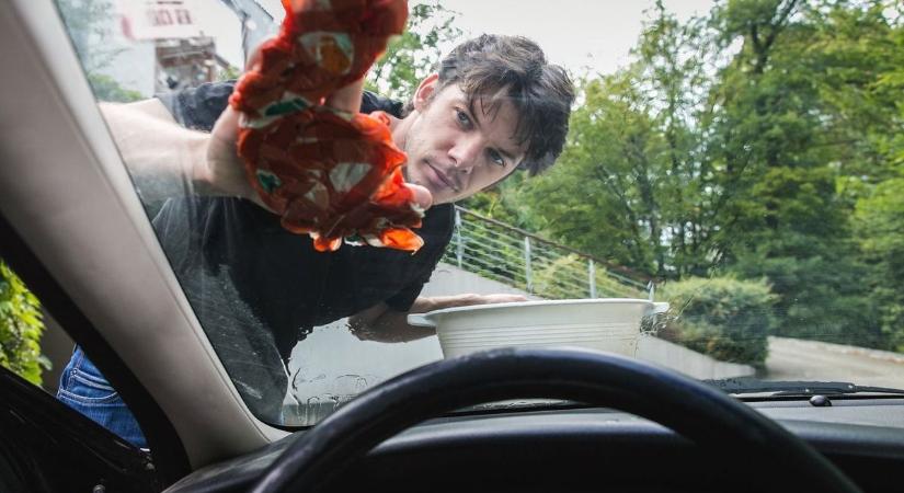 Sokan nem tudják, de komoly bírságot kockáztatnak az utcai autómosással