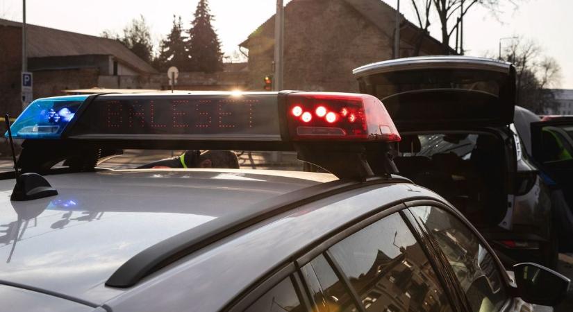 Villanyoszlopot is kidöntöttek a hencidai balesetben az autók