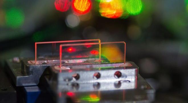 A fény elektromos terével keltettek fémekben ultragyors áramot magyar kutatók